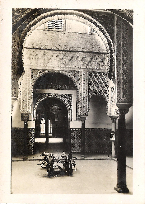 1936_Alcazar_Patio_de_las_Muecas