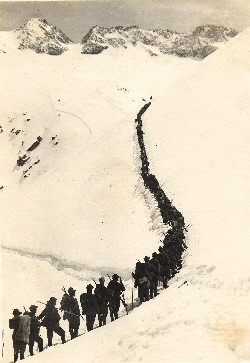 Colonna_d'Alpini_in_marcia_sull'Adamello