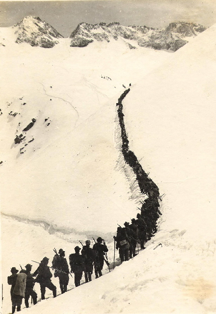 Colonna_d'Alpini_in_marcia_sull'Adamello