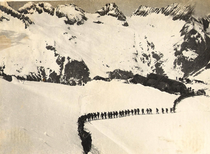 Colonna_d'Alpini_in_marcia_sull'Adamerllo(2)