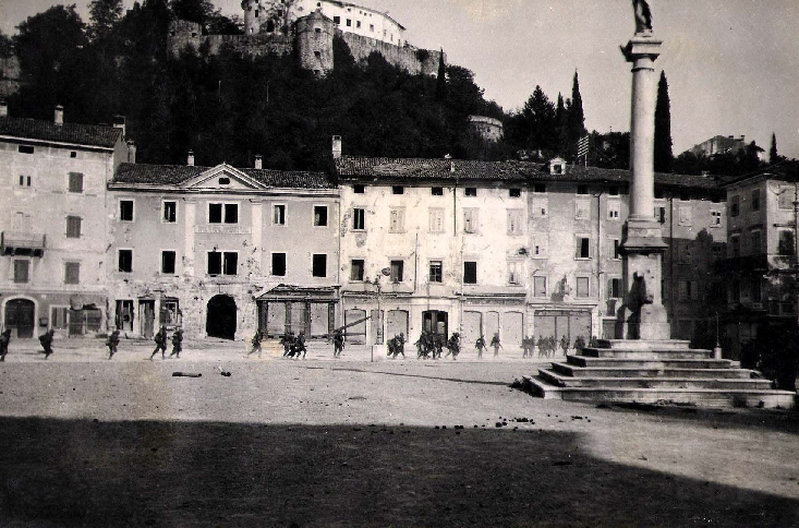 Gorizia_Piazza_Grande_e_il_castello_veneziano