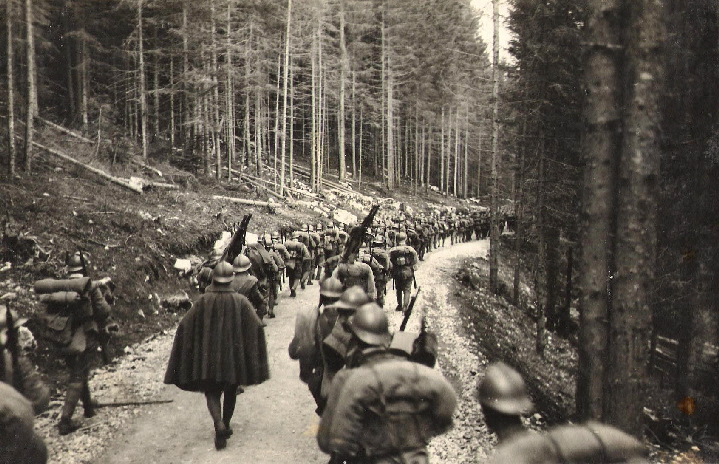 Truppe_di_rincalzo_sugli_altipiani_durante_offensiva_austriaca