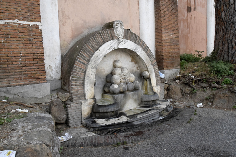 Via_di_Porta_Castello-Fontana