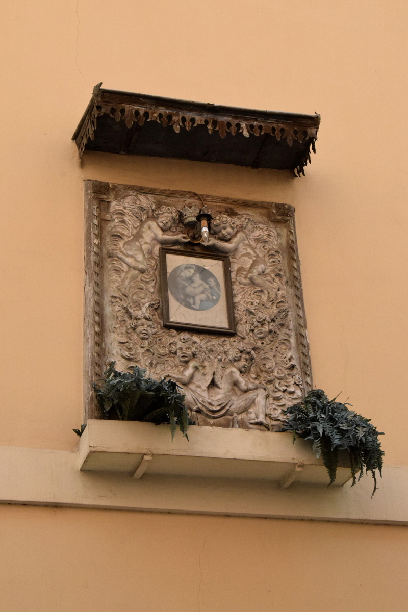 Vicolo_delle_Palline-Palazzo_al_n_18-Edicola