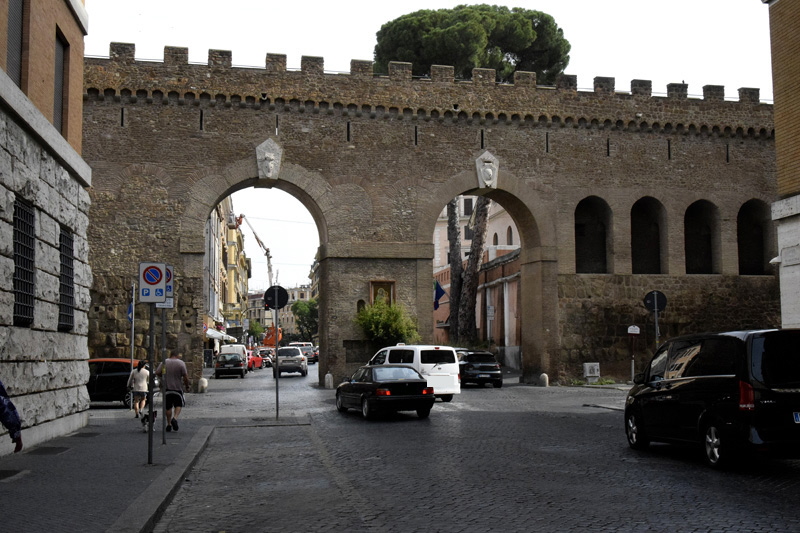 Via_della_Traspontina-Porta