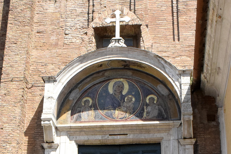 Piazza_dell_Aracoeli-Chiesa_omonima-Ingresso_laterale-immagine