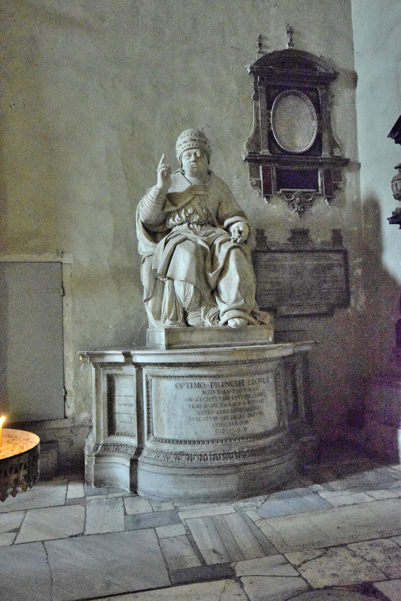 Piazza_Aracoeli-Chiesa_omonima-Statua_Leone_X (14)