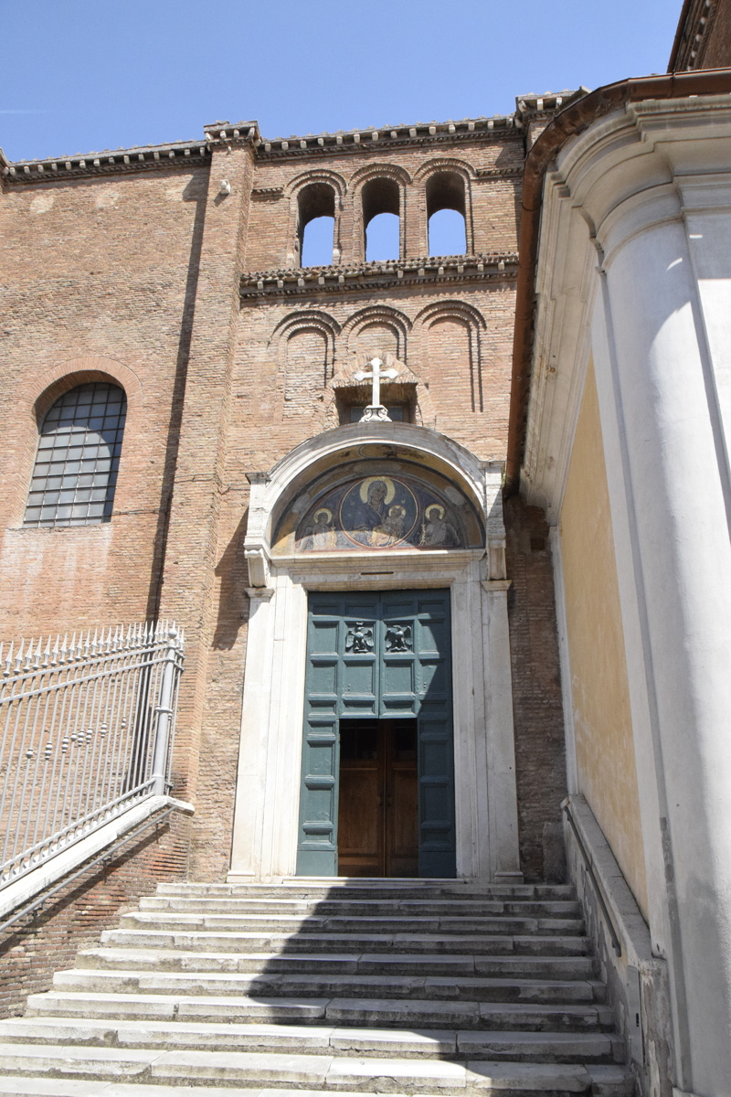 Piazza_dell_Aracoeli-Chiesa_omonima-Ingresso_laterale