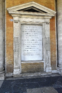 Piazza_del_Campidoglio-Palazzo_Nuovo-Lapide_Statuto-1871