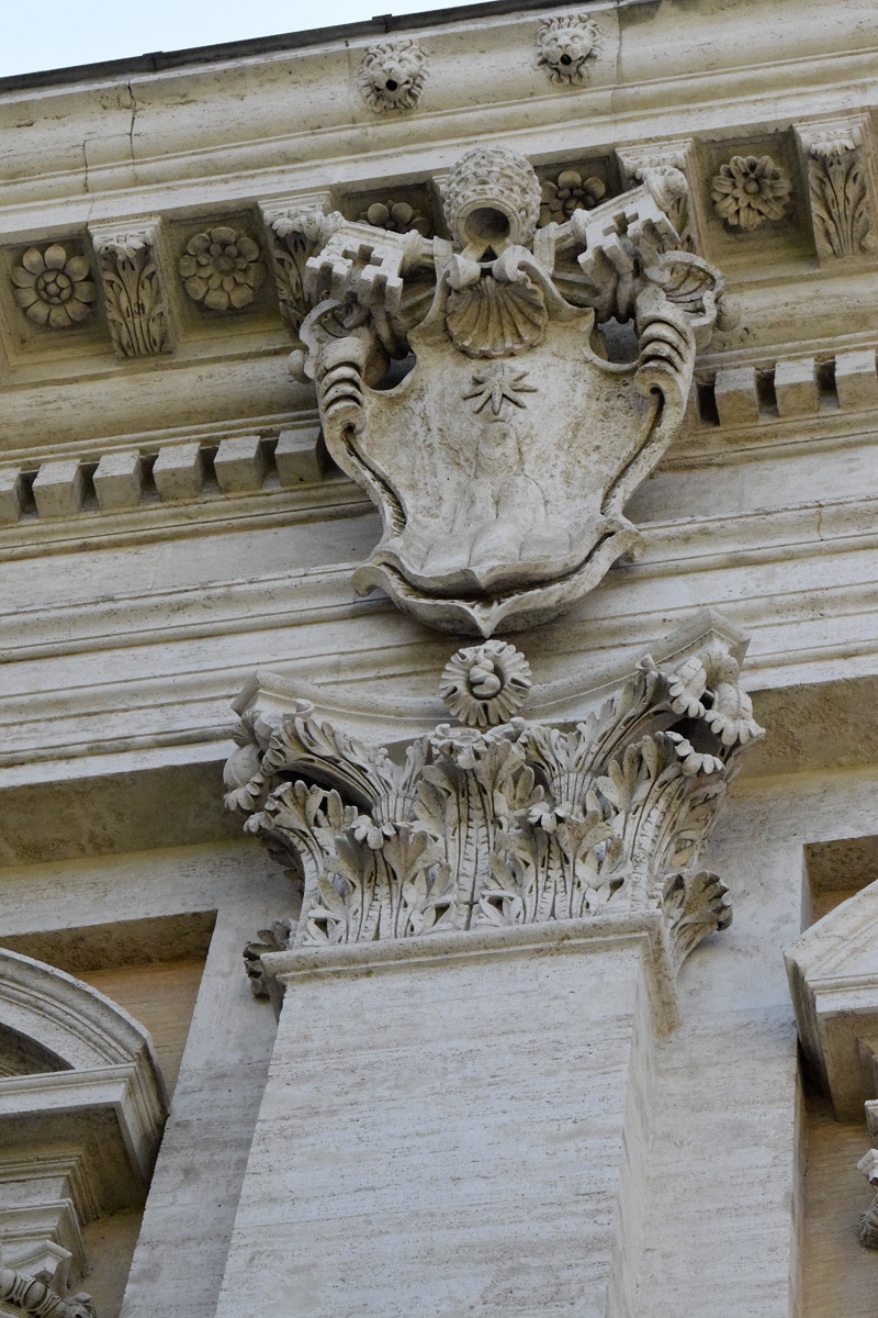 Piazza_del_Campidoglio-Palazzo_Nuovo-Stemma_Alessandro_VII