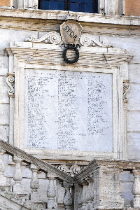 Piazza_del_Campidoglio-Palazzo_dei_Senatori-Lapide_Caduti-1849-2