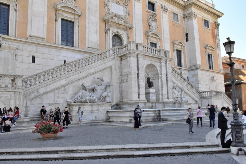 Piazza_del_Campidoglio-Palazzo_dei_Senatori-Scalea