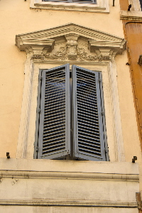 Via_del_Babuino-Palazzo_al_n_56-Finestra