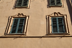 Via_della_Croce-Palazzo_al_n_70-Finestre