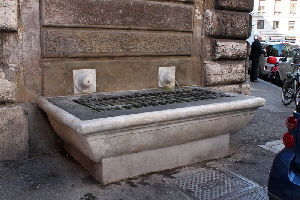 Piazza_Nicosia_angolo_via_della_Scrofa-Fontana