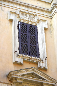 Via_dei_Prefetti-Palazzo_al_n_8-Finestra