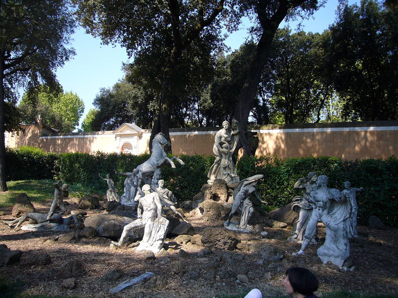 Piazza_della_Trinita_de_Monti-Fontana_Medici