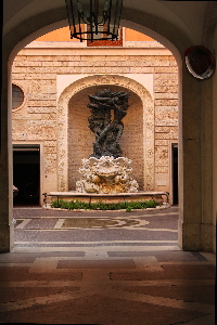 Piazza_di_Spagna-Palazzo_al_n_15-Fontana