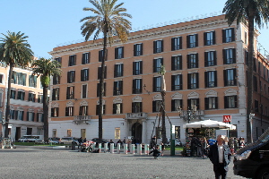 Piazza_di_Spagna-Palazzo_al_n_15