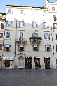 Piazza_di_Spagna-Palazzo_al_n_67