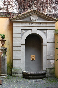 Piazza_di_Spagna-Palazzo_al_n_9-Fontana