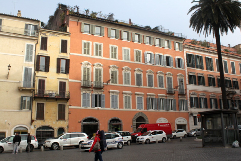 Piazza_di_Spagna-Palazzo_al_n_9