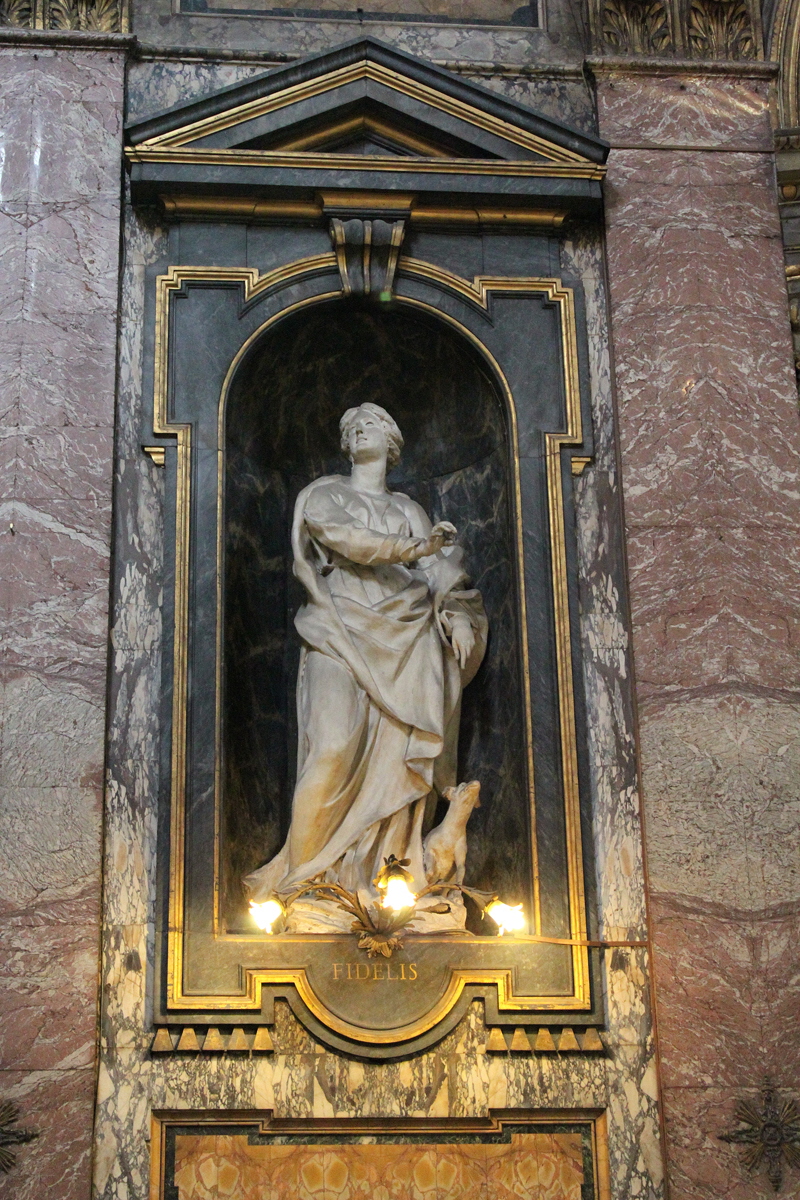 Piazza_della_Maddalena-Chiesa_omonima-Statua_Fidelis