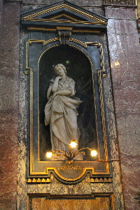 Piazza_della_Maddalena-Chiesa_omonima-Statua_Lacrimabilis