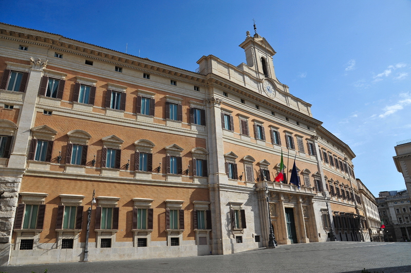 Piazza_di_Montecitorio-Parlamento (2)