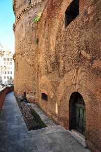 Via_della_Rotonda-Pantheon-Lato_esterno_sinistro (2)