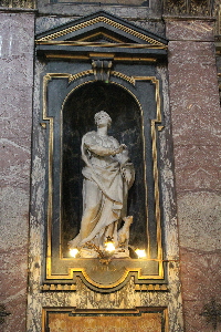 Piazza_della_Maddalena-Chiesa_omonima-Statua_Fidelis