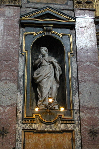 Piazza_della_Maddalena-Chiesa_omonima-Statua_Secreta