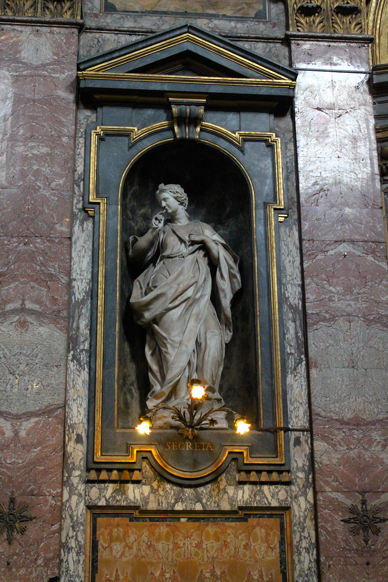 Piazza_della_Maddalena-Chiesa_omonima-Statua_Secreta