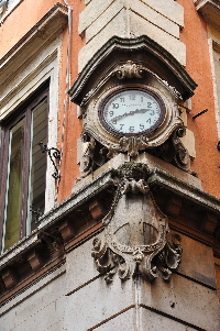 Piazza_della_Maddalena_angolo_Via_dela_Maddalena-Orologio