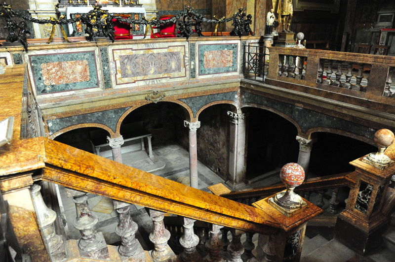 Piazza_di_S_Silvestro-Chiesa_di_S_Silvestro_in_Capite-Cripta (2)