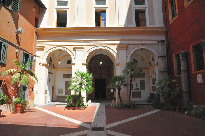 Piazza_di_S_Silvestro-Chiesa_di_S_Silvestro_in_Capite-Patio
