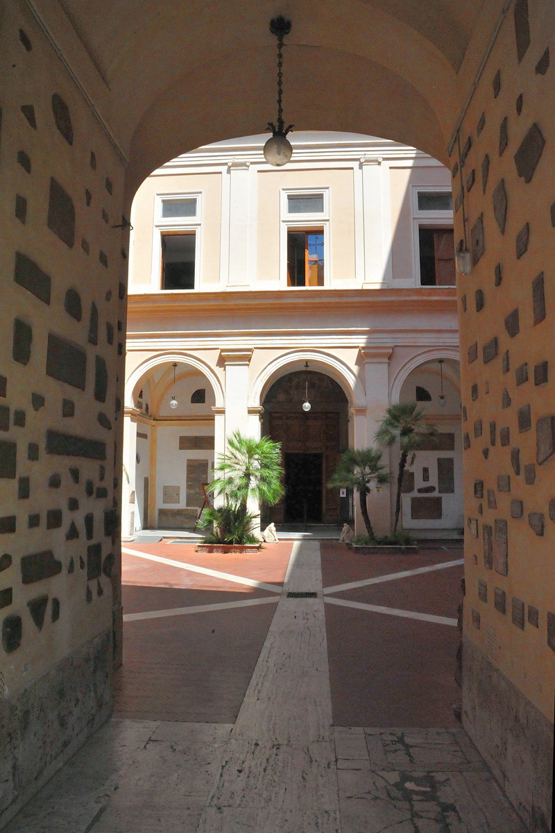 Piazza_di_S_Silvestro-Chiesa_di_S_Silvestro_in_Capite-Patio (2)