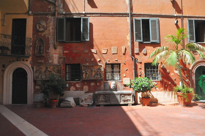 Piazza_di_S_Silvestro-Chiesa_di_S_Silvestro_in_Capite-Patio (3)