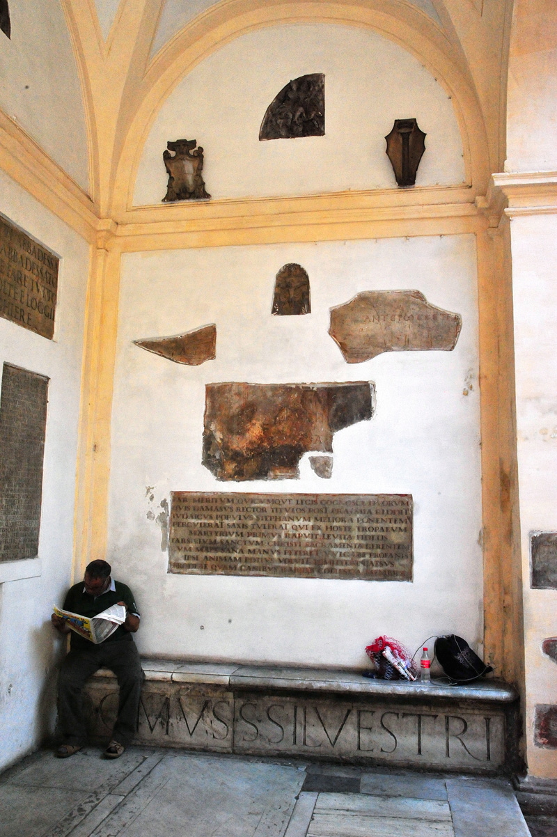 Piazza_di_S_Silvestro-Chiesa_di_S_Silvestro_in_Capite-Patio (6)