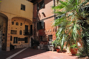 Piazza_di_S_Silvestro-Chiesa_di_S_Silvestro_in_Capite-Patio (8)