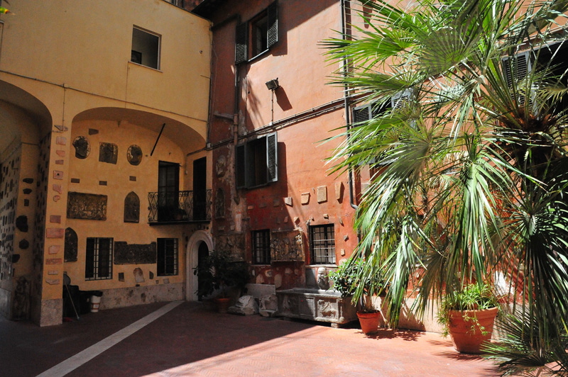 Piazza_di_S_Silvestro-Chiesa_di_S_Silvestro_in_Capite-Patio (8)