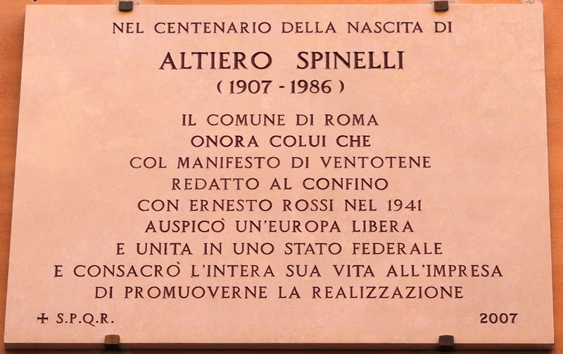 Via_degli_Uffici_del_Vicario-Lapide_a_Altiero_Spinelli_al_n_17-2007 (2)