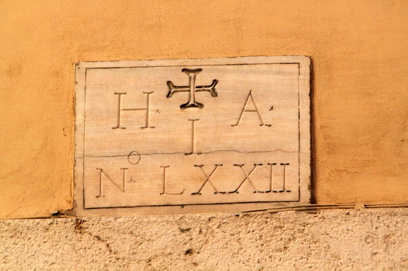 Via_degli_Uffici_del_Vicario-Lapide_di_proprieta_al_n_28