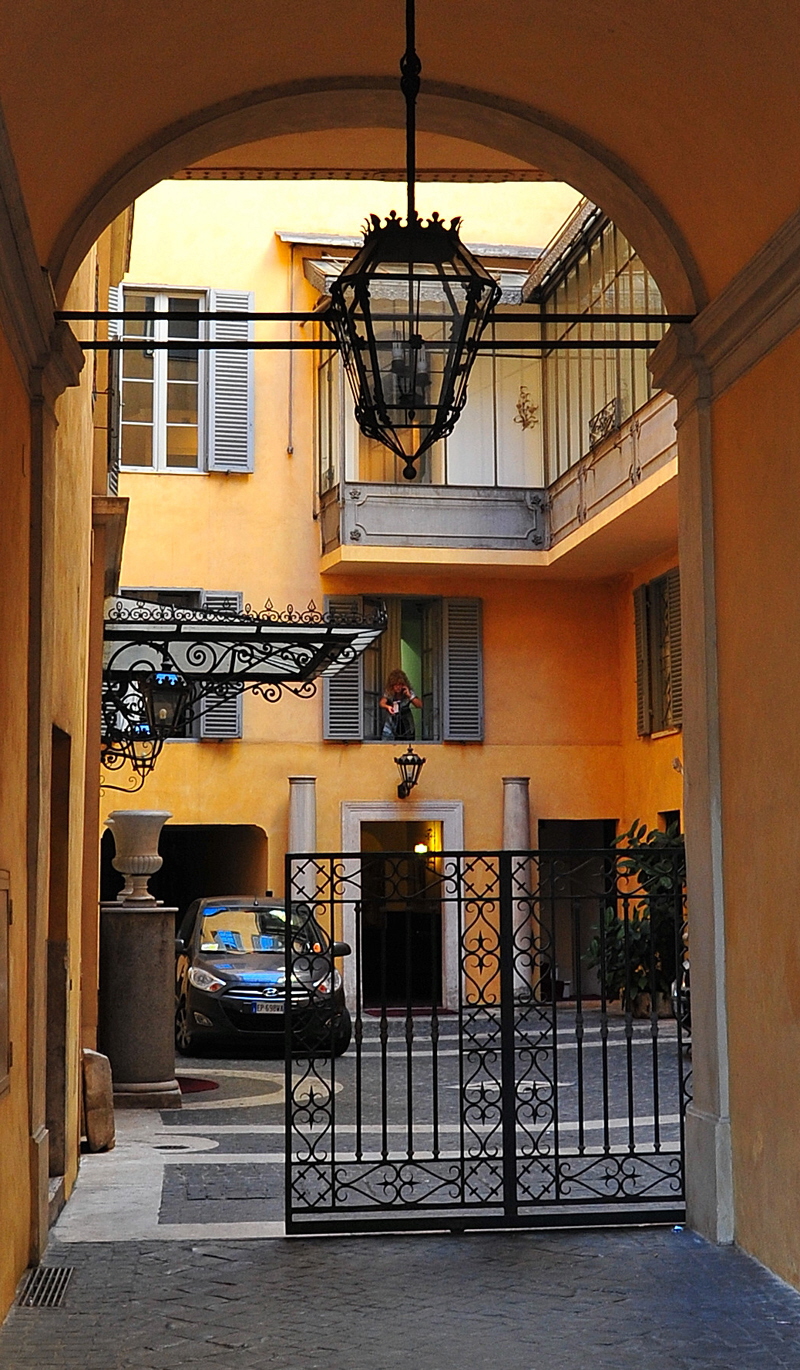 Via_degli_Uffici_del_Vicario-Palazzo_Cecchini-Lavaggi-Guglielmi_al_n_49-Ingresso