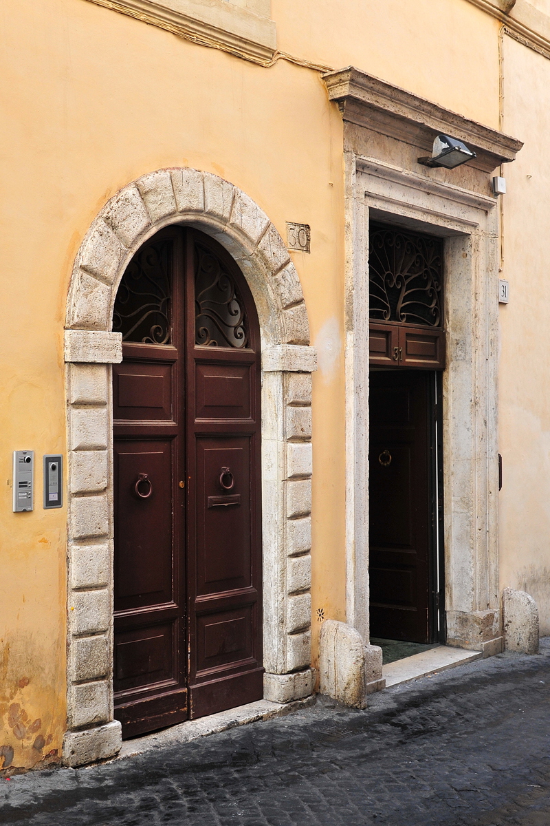 Via_degli_Uffici_del_Vicario-Portone_al_n_30-31
