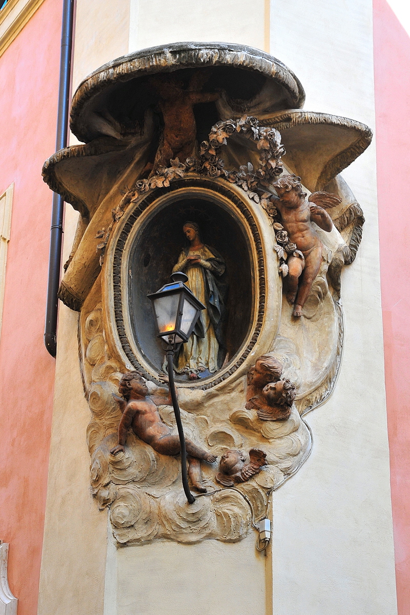Via_degli_Uffici_del_Vicario_angolo_via_di_Campo_Marzio-Edicola