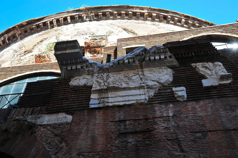 Via_della_Palombella-Retro_del_Pantheon (6)