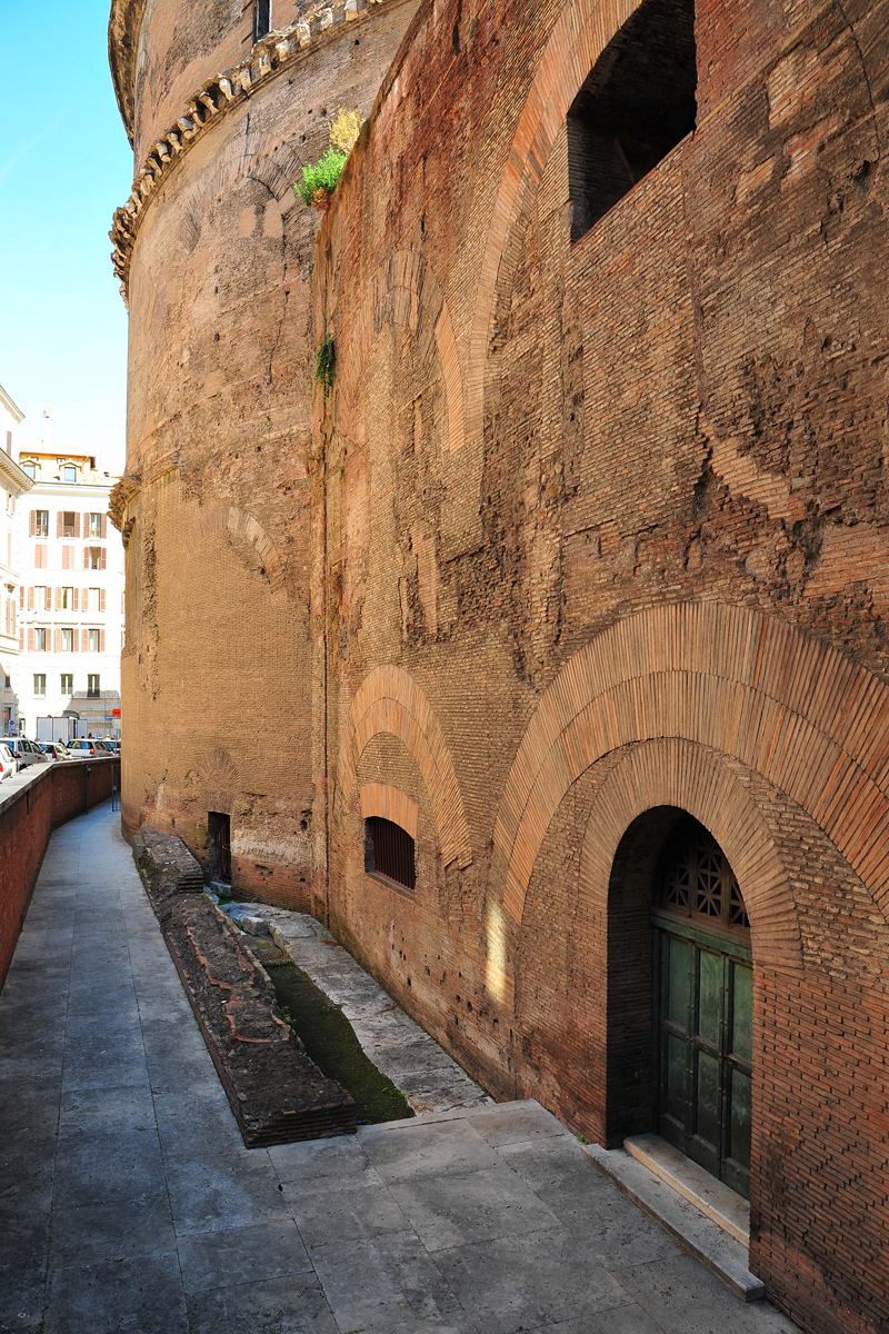 Via_della_Rotonda-Pantheon-Lato_esterno_sinistro (2)