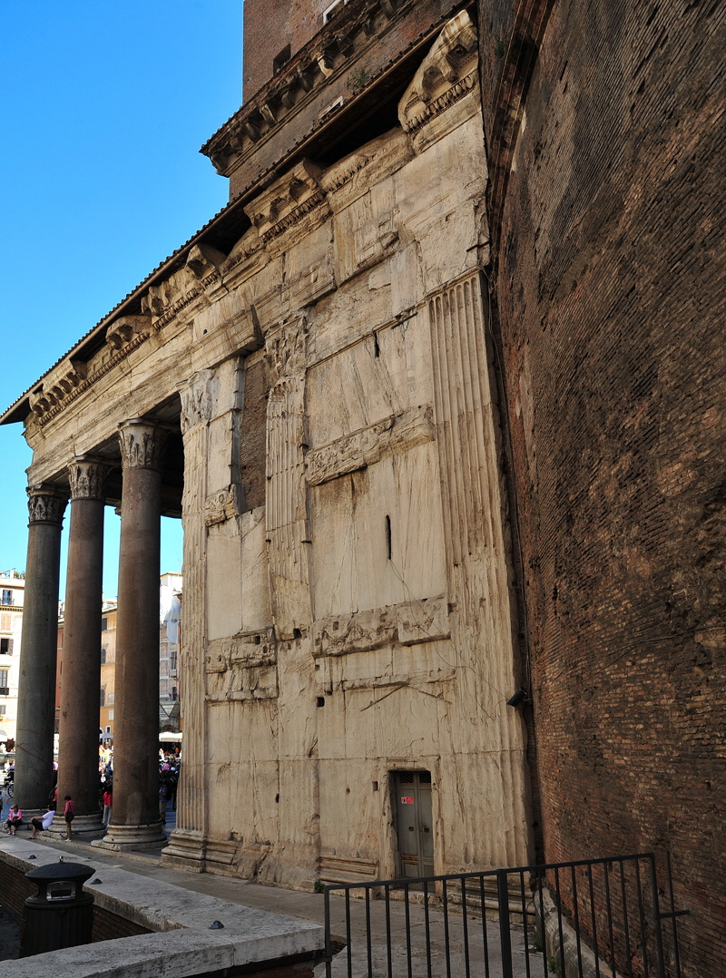 Via_della_Rotonda-Pantheon-Lato_esterno_sinistro (8)