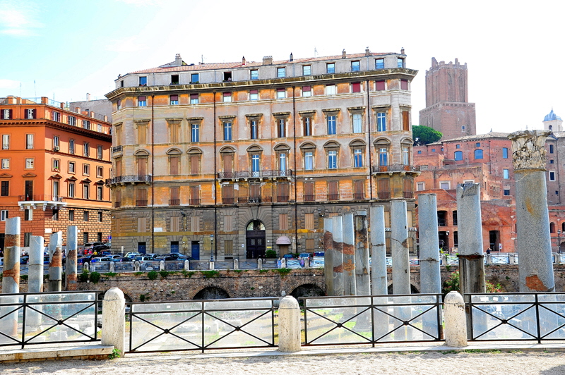 Piazza del Foro Traiano - Palazzo Roccagiovine